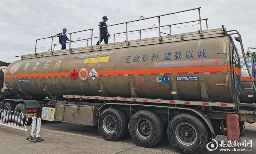 中国石化湖南石油分公司检查组深入娄底双涟油库开展承运商危化品运输安全突击检查